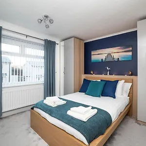 Gorgeous Modern 4 Bedroom House - Free Parking And Netflix By Wha For Contractors, Relocation, Business Travelers Apartment