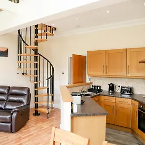 Beautiful Cozy 3 Bedroom 2 Bathroom Apartment