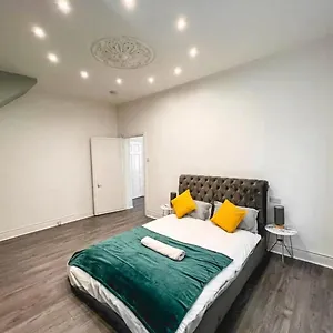 Lovely 1-bedroom Apartment, Free Street Parking Apartment